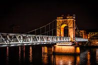 Voetgangersbrug over de Rhône in Vienne Frankrijk bij nacht van Dieter Walther thumbnail