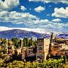 Château de la ville des Maures Alhambra à Grenade Espagne avec la neige de la Sierra Nevada sur Dieter Walther