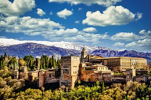 Stadtburg der Mauren Alhambra in Granada Spanien mit Schnee der Sierra Nevada