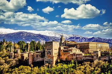 Stadskasteel van de Moren Alhambra in Granada Spanje met sneeuw van de Sierra Nevada van Dieter Walther