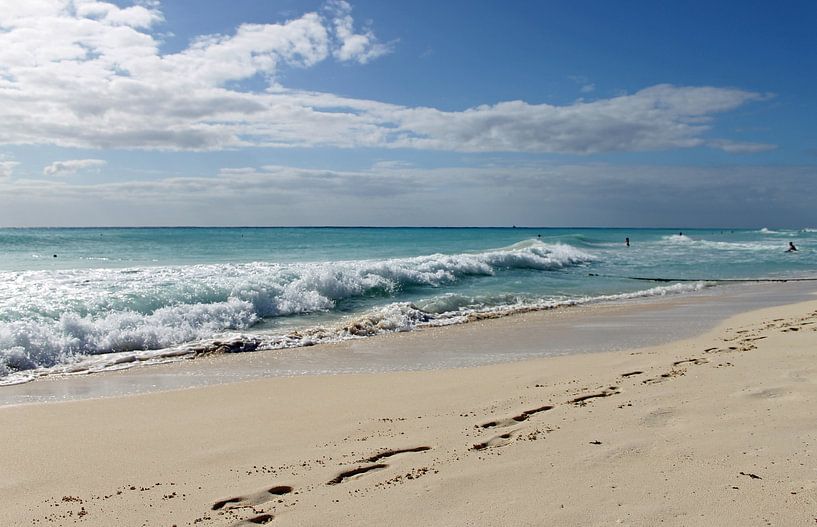 Footsteps in the sand in Mexico by Marguérite Guijt