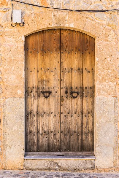 Vieux fond de porte d'entrée en bois par Alex Winter