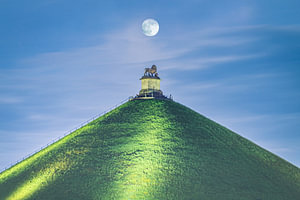 Löwe von Waterloo mit Supermond