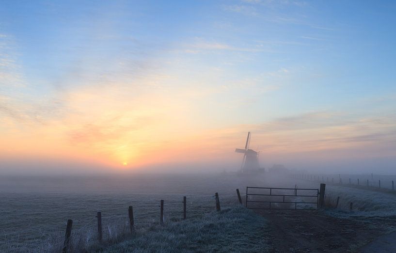 Nebliger Sonnenaufgang an der Mühle Koningslaagte von Sander van der Werf