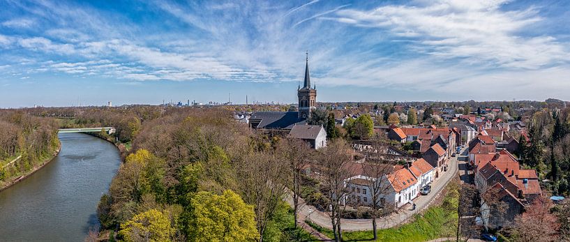 Drone panorama van het oude centrum van Elsloo van John Kreukniet