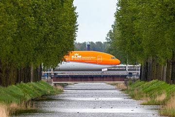 klm orange pride over de hoofdvaart onderweg naar schiphol van Arthur Bruinen