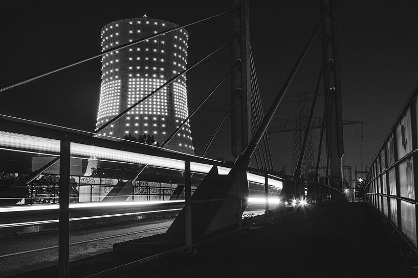 Lighttrails aan de koeltoren van Drogenbos in Brussel | Zwart-Wit | Na van Daan Duvillier | Regio in de Kijker