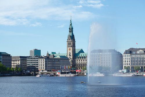 Binnenalster mit Wasserfontäne und  Hamburger Rathaus , Hamburg, Deutschland, Europa