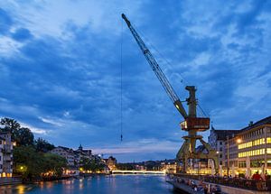 Kraan aan de Limmat in Zürich tijdens het blauwe uur