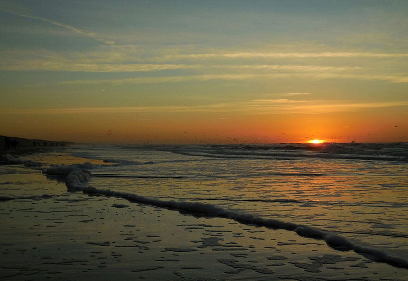 Zonsondergang bij zee by Dave van den Heuvel