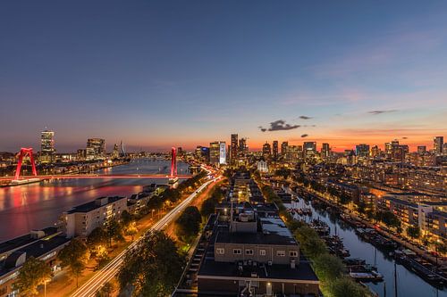 De skyline van Rotterdam tijdens zonsondergang