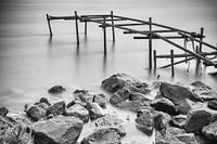 Oude kapotte aanlegsteiger