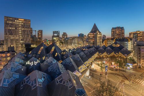 Die Nachtansicht der Würfelhäuser und die Markthalle in Rotterdam