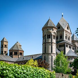 Abtei Maria Laach in Deutschland an einem sonnigen Tag mit blauem Himmel von ChrisWillemsen