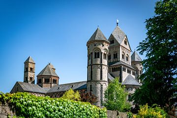 De abdij van Maria Laach in Duitsland op een zonnige dag met blauwe lucht