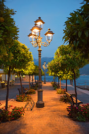 Nighttime scene on the Gargnano waterfront promenade; lit street von SusaZoom