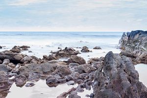 Rotsen aan de kust van El Golfo, eiland Lanzarote. Spanje. van Carlos Charlez