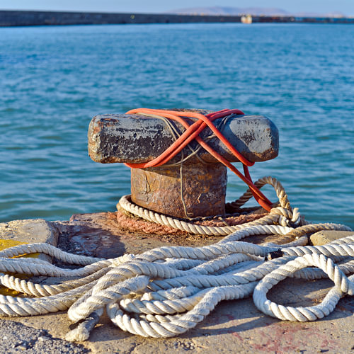 Scheepstouwen in het havenbekken van Heraklion op het eiland Kreta