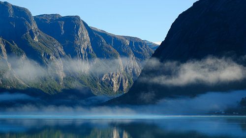 Where the morning whispers by Sabrina de Vries