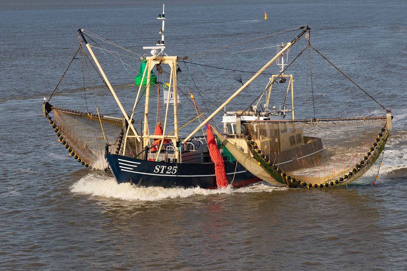 Viskotter op de Waddenzee van Klaas Doting