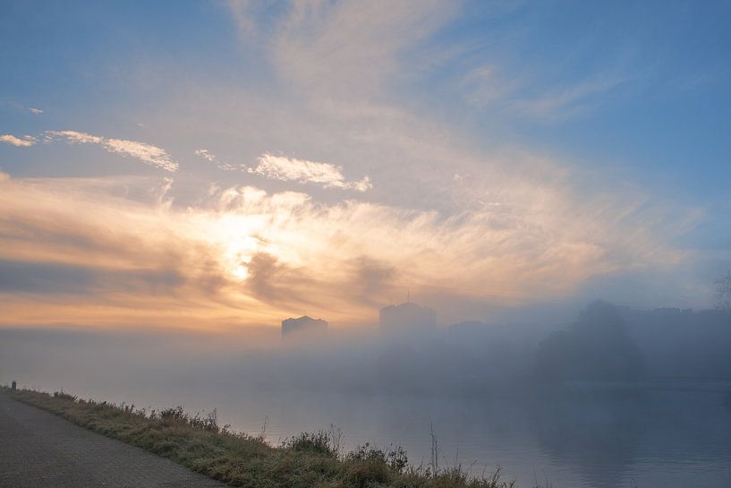 Parcours de sports nautiques avec des bancs de brouillard émergeant au-dessus de l'eau par Marcel Derweduwen