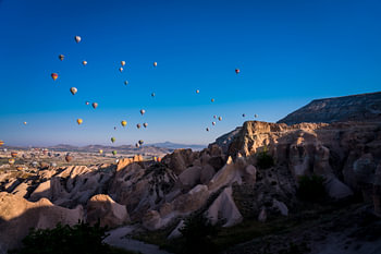 Luchtballonnen boven de bergen in Cappadocia, Turkije
