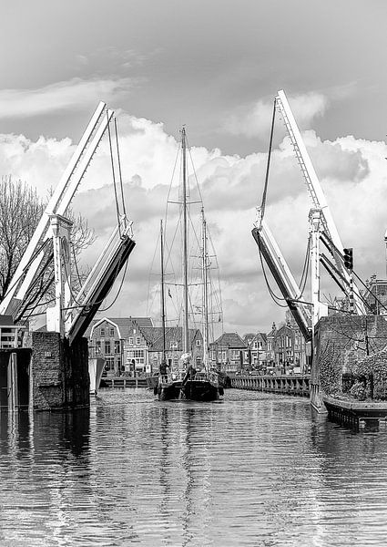 De oude ophaalbrug in Enkhuizen, met boot van Hilda van den Burgt