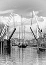 De oude ophaalbrug in Enkhuizen, met boot van Hilda van den Burgt thumbnail
