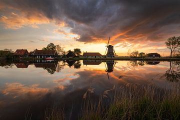 Waanzinnig licht bij molen de Paauw in Nauerna van Dick Portegies