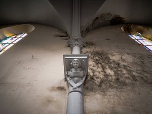 Engelsstatue in verlassener Kirche, Belgien von Art By Dominic