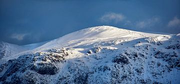 Panorama van de Sula-berg die koestert in wat winterlicht, Noorwegen van qtx