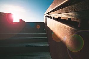 Zon en strijklicht op een trap van Fotografiecor .nl
