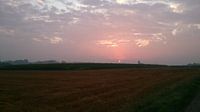 Coucher de soleil depuis le champ de blé récolté. Fin de l'été