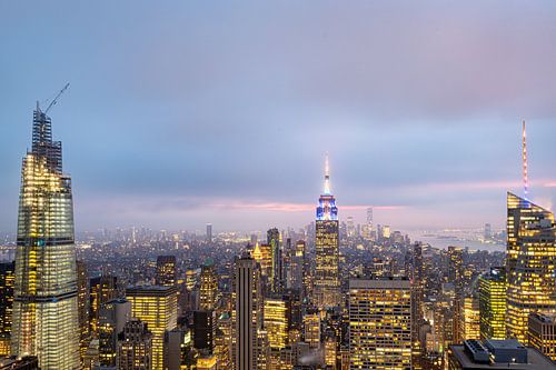 De skyline van New York vanaf de top van het observatiedek van de rots in het Rockefeller-centrum bi