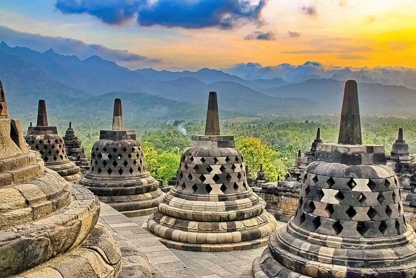 Stupa's met uitzicht van Eduard Lamping