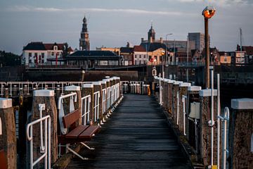 Stadszicht bij Schemering Historische Havenpier Vlissingen van Femke Ketelaar