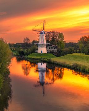 Mill De Vlinder près de Deil - Coucher de soleil sur la Linge sur Ewold Kooistra