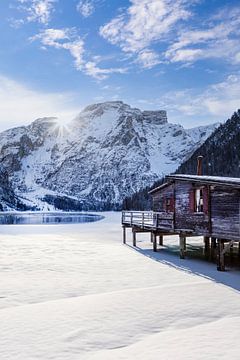 Le lac Prags Wildsee par une pittoresque journée d'hiver
