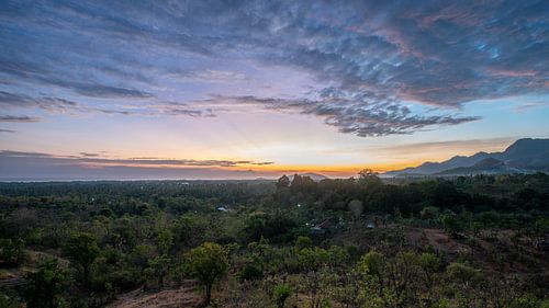 Éveil d'or sur les collines de Sumberkima sur Lex van Doorn