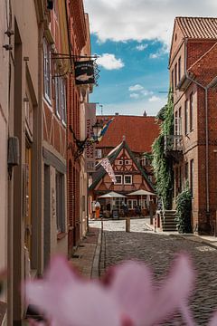 Straatje in Lauenburg Duitsland van Lizet Wesselman