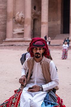 Beduinenmann inmitten von Touristen in Petra, Jordanien von CHI's Fotografie