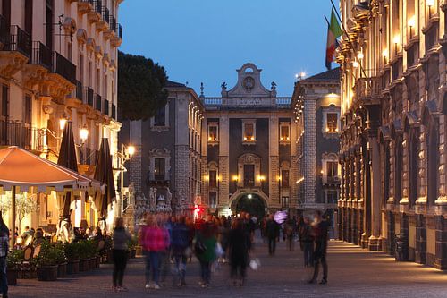 Via Etnea avec Porta Uzeda au crépuscule, vieille ville, Catane, Sicile, Italie, Europe