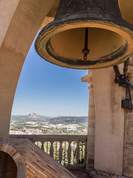 Doorkijkje in de klokkentoren  van het Alcazaba van Antequera. van René Weijers
