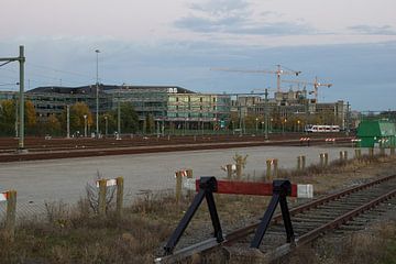 CBS gebouw gezien vanaf het spoor te Heerlen van Francois Debets