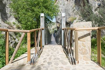 hölzerne hängebrücke in zuheros in spanien