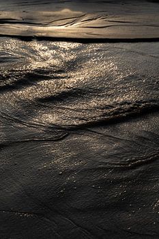 La lumière dorée sur l'eau fournit