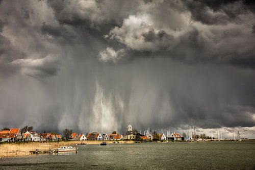 Dreigende luchten en hagelstorm boven Durgerdam