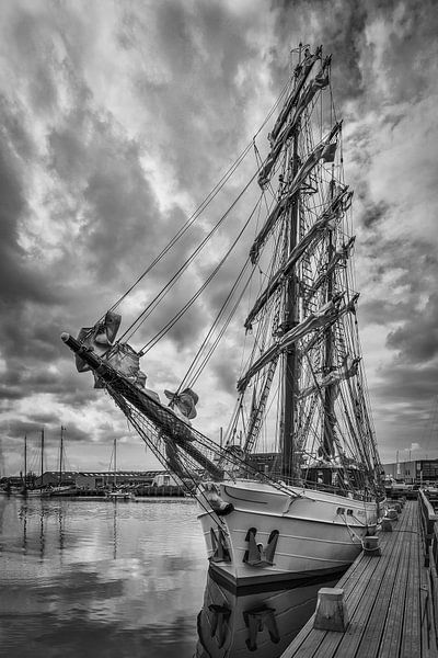 Twee-Master in de haven (NL) van Mart Houtman