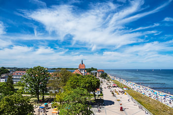 Blick auf die Stadt Kühlungsborn mit Strand und Ostsee