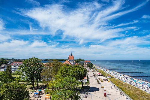 Uitzicht op de stad Kühlungsborn met strand en Oostzee